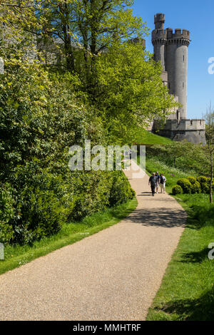 ARUNDEL, UK - 5 mai 2018 : les visiteurs à explorer les motifs d'Arundel Castle dans le West Sussex, Royaume-Uni, le 5 mai 2018. Banque D'Images