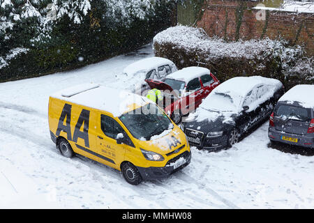 AA assistance routière en hiver, Londres, Royaume-Uni. Banque D'Images