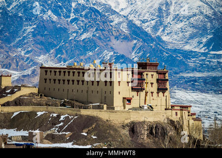 Vue majestueuse du palais Stok dans la neige des montagnes du Ladakh, le Jammu-et-Cachemire, en Inde. Banque D'Images