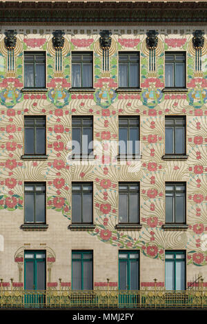 Majolikahaus majolique (Maison) conçu par l'architecte autrichien Otto Wagner et construit en 1898 dans Linke Wienzeile 40 à Vienne, Autriche. Décoration florale de majolique a été conçu par l'architecte autrichien Alois Ludwig. Banque D'Images