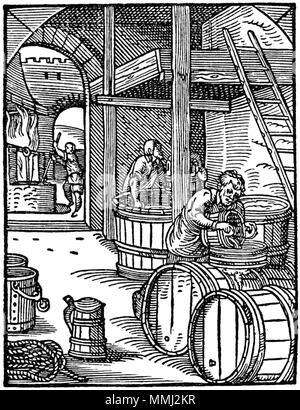 . Deutsch : Der Bierbrauer (Bierbreuwer) Holzschnitt aus : Jost Amman (1539-1591) : Eygentliche Beschreibung aller Stände auff Erden und hoher, nidriger weltlicher geistlicher und aller, Künsten Handwerken Händeln, und ... (An der Universität Frankfurt am Main 1568 ; auch bekannt als : Das Ständebuch) Im Buch wird das Bild von folgendem Text von Hans Sachs begleitet : Auß Gersten sied ich und gutes Bier, Feißt, Süß auch ein dans monier, amer Breuwkessel weit und groß, denn ich den Hopffen Darein stoß, dans Brennten külen den Laß, bass Damit ich die darnach füll Faß gebunden und Wol wol gebicht, Denn giert und er Banque D'Images