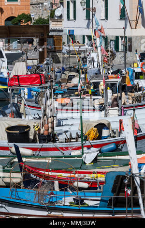 Rustique, bateaux de pêche amarrés au port, Gênes, Ligurie, Italie. Banque D'Images