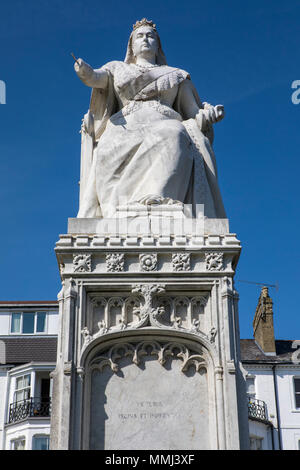 La statue de la Reine Victoria sur Clifftown Parade à Southend-on-Sea dans l'Essex, au Royaume-Uni. Banque D'Images