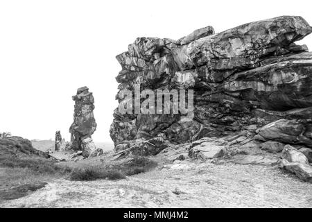 Weddersleben, Allemagne - 10 mai 2018 : vue sur le Mur du diable dans les montagnes du Harz, Allemagne. Le Mur du diable. Le Teufelsmauer fonctionne pendant environ Banque D'Images