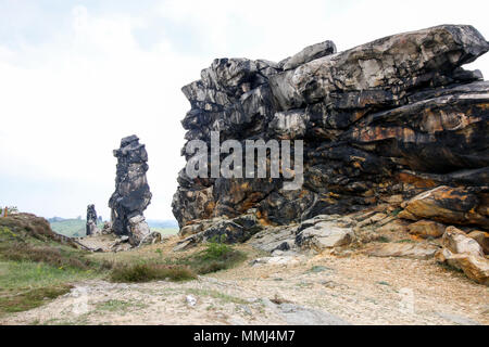 Weddersleben, Allemagne - 10 mai 2018 : vue sur le Mur du diable dans les montagnes du Harz, Allemagne. Le Mur du diable. Le Teufelsmauer fonctionne pendant environ Banque D'Images