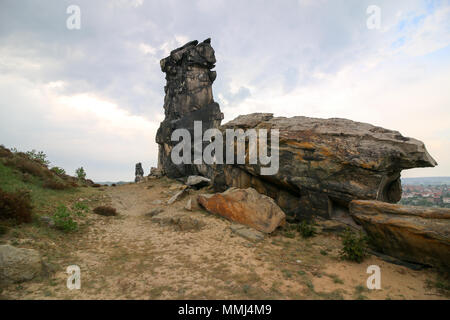 Weddersleben, Allemagne - 10 mai 2018 : vue sur le Mur du diable dans les montagnes du Harz, Allemagne. Le Mur du diable. Le Teufelsmauer fonctionne pendant environ Banque D'Images