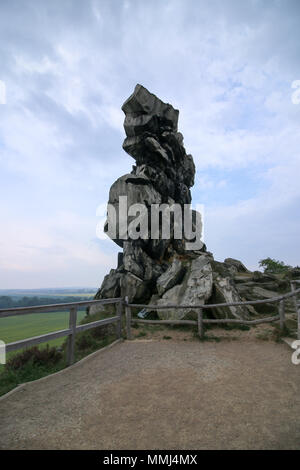 Weddersleben, Allemagne - 10 mai 2018 : vue sur le Mur du diable dans les montagnes du Harz, Allemagne. Le Mur du diable. Le Teufelsmauer fonctionne pendant environ Banque D'Images