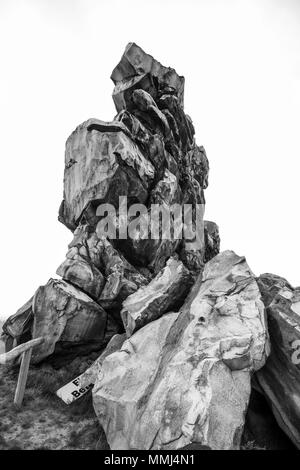 Weddersleben, Allemagne - 10 mai 2018 : vue sur le Mur du diable dans les montagnes du Harz, Allemagne. Le Mur du diable. Le Teufelsmauer fonctionne pendant environ Banque D'Images