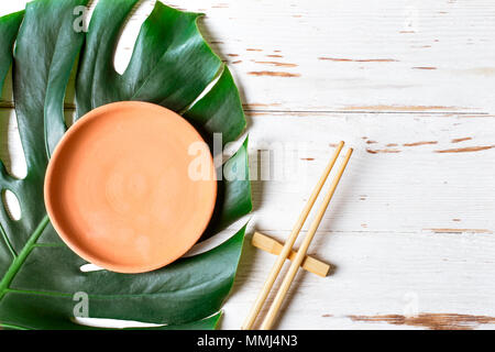 Réglage de la table en céramique plat artisanal et baguettes. Asian Food concept Banque D'Images