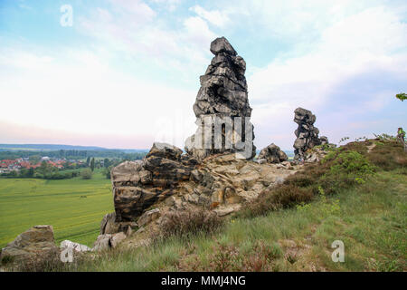 Weddersleben, Allemagne - 10 mai 2018 : vue sur le Mur du diable dans les montagnes du Harz, Allemagne. Le Mur du diable est en grès et a été construit en Banque D'Images