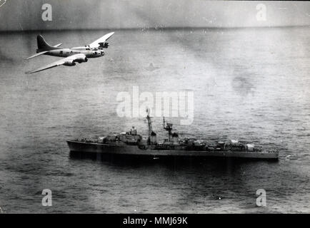 . Anglais : un Boeing B-17 Flying Fortress vole au-dessus de la frégate française Tartu (D636) au large du Brésil au cours de la 'guerre' 1963 du homard. English : bombardier Boeing B-17 Flying Fortress brésilien survolant le Tartu (D636) au large du Brésil en 1963. . 13 janvier 2012, 14:31:05. Marine brésilienne 97 Boeing B-17 brésilien vole au-dessus de la frégate française Tartu (D636) pendant la guerre du homard 1963 Banque D'Images