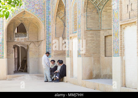 SHIRAZ, IRAN - le 26 avril 2015 : les hommes non identifiés à Shiraz, Iran Banque D'Images