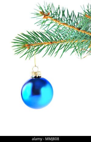 Blue Christmas ornament hanging à partir d'une branche d'épinette Banque D'Images