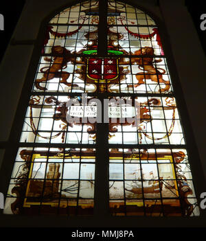 . French : Photo de vitrail dans hall principal de l'Hôtel de Ville, Haarlem, Pays-Bas. Est représenté le blason de la ville de Haarlem. La partie inférieure représente la Haarlem légende de l'amiaatjes «'. Celui-ci provient d'une église à Bloemendaal, près de Haarlem. Une bien plus grande version de cette histoire, par Willem Thibaut, est dans le St Janskerk à Gouda. Nederlands : Glas dans lood raam en centrale de hal van het stadhuis van Haarlem. Het Wapen van de stad Haarlem est er op afgebeeld, daaronder est une image van de legende van Damiate te zien. Dit is raam est afkomstig uit Bloemendaal, niet Banque D'Images