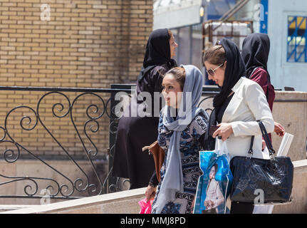 SHIRAZ, IRAN - avril 26, 2015 : la marche des femmes non identifiées à Shiraz, Iran Banque D'Images