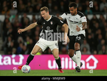 Derby County's Tom Huddlestone (droite) et Derby County's Richard Keogh bataille pour la balle durant le match des éliminatoires du championnat Sky Bet à Pride Park, Derby. Banque D'Images