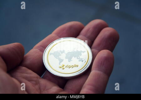 Argent Or ripple coin dans la main, cryptocurrency investir concept Banque D'Images