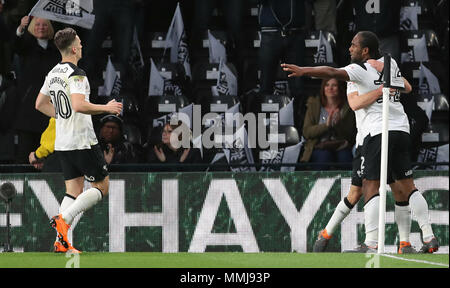 Derby County's Cameron Jerome (à droite) célèbre marquant son but premier du côté du jeu avec son coéquipier Tom Lawrence (à gauche) au cours de la Sky Bet Championship match éliminatoire au Pride Park, Derby. Banque D'Images