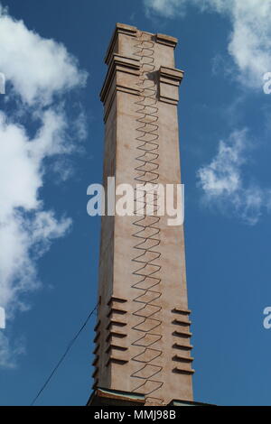 Cheminée avec une échelle contre un ciel bleu Banque D'Images