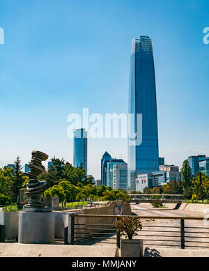 Pont sur la rivière, Mapocha avec vue sur Grand Tour de Santiago, plus haut édifice de Santiago, Chili Banque D'Images