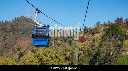 Téléphériques menant en haut de la colline, parc métropolitain, colline de San Cristobal, Santiago, Chili, Amérique du Sud Banque D'Images