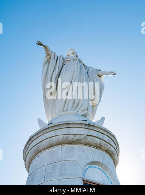 Jusqu'à la blanche au culte de la Vierge de l'Immaculée Conception statue contre le ciel bleu, haut de colline de San Cristobal, Santiago, Chili, Amérique du Sud Banque D'Images