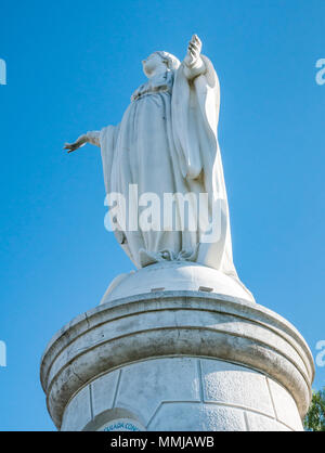 Jusqu'à la blanche au culte de la Vierge de l'Immaculée Conception statue contre le ciel bleu, haut de colline de San Cristobal, Santiago, Chili, Amérique du Sud Banque D'Images