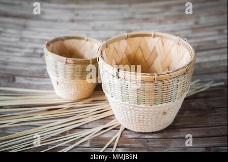 Panier en osier sur la table en bois Banque D'Images