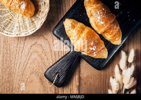 Croissant frais frais saupoudrés de sucre en poudre sur la table Banque D'Images