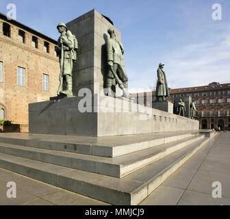 Monument à Emanuele Filiberto Duca d'Aosta (commandant de la 3e armée italienne invaincue lors de la Première Guerre mondiale 1), la Piazza Castello, Turin, Italie. Banque D'Images