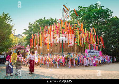 Chiang Mai, Thaïlande-AVRIL 14 : Songkran Festival est célébré dans un jour de l'An, thai non identifiés sont de womans vient à decorat tung dans Banque D'Images