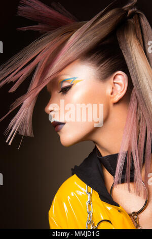 Modèle de mode femme en lumières colorées, portrait de beau party girl, maquillage, coupe de cheveux. Art design composent colorés. Banque D'Images