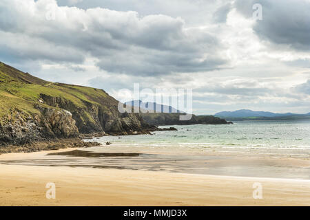 Une plage de sable blanc isolée à Donegal Irlande avec falaises déménagement au loin dans la distance. Banque D'Images