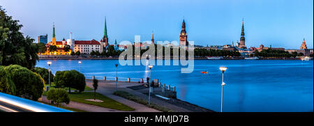 Riga traditionnelles au cours de skyline blue hour. Banque D'Images
