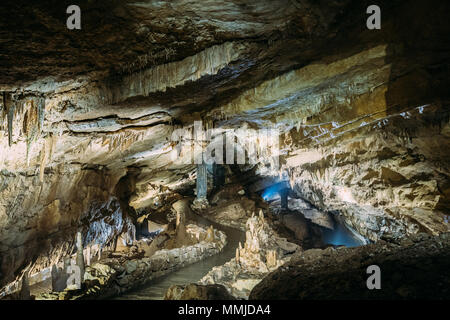 Kutaisi, Géorgie. Avis de Prométhée grotte appelée aussi Kumistavi Grotte. Banque D'Images