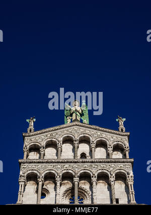 Église Saint Micheal in Foro belle façade romane médiévale dans la ville de Lucca, Toscane, érigée au 13e siècle (avec ciel bleu et de copie s Banque D'Images