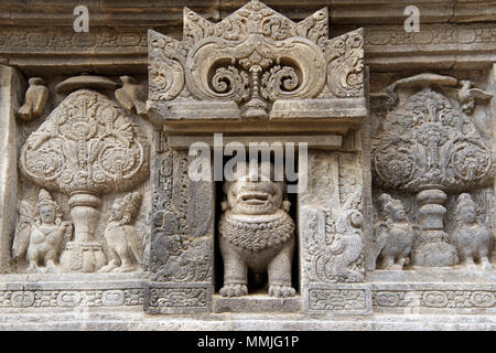 La sculpture sur pierre exquis d'un lion flanqué d'arbres kalpataru Prambanan temple de Shiva Central Java Indonésie complexe Banque D'Images