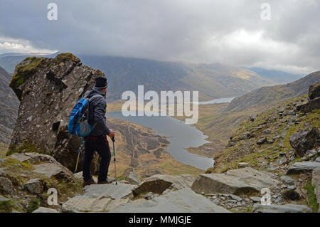 Randonneur sur marche en mcg Idwal par Hells Kitchen à Y Garn Banque D'Images