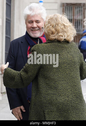 Réalisateur espagnol Pedro Almodovar et chanteur Raphael appelé 'fils' de Madrid a adopté à Madrid, Espagne Avec : Manuela Carmena, Pedro Almodovar Où : Madrid, Espagne Quand : 11 Avr 2018 Crédit : Oscar Gonzalez/WENN.com Banque D'Images