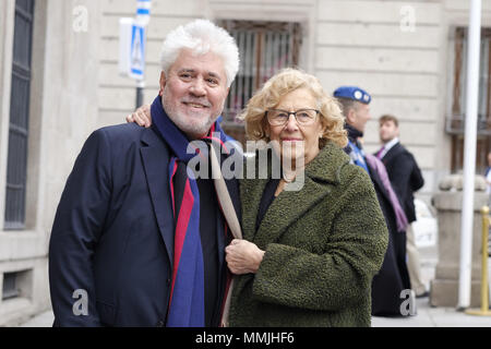 Réalisateur espagnol Pedro Almodovar et chanteur Raphael appelé 'fils' de Madrid a adopté à Madrid, Espagne Avec : Manuela Carmena, Pedro Almodovar Où : Madrid, Espagne Quand : 11 Avr 2018 Crédit : Oscar Gonzalez/WENN.com Banque D'Images