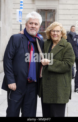 Réalisateur espagnol Pedro Almodovar et chanteur Raphael appelé 'fils' de Madrid a adopté à Madrid, Espagne Avec : Manuela Carmena, Pedro Almodovar Où : Madrid, Espagne Quand : 11 Avr 2018 Crédit : Oscar Gonzalez/WENN.com Banque D'Images