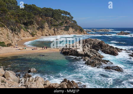 Plage et les rochers en Espagne sur la Costa Brava, Cala Estreta Cove près de Calella de Palafrugell, mer Méditerranée, la Catalogne, Baix Emporda Banque D'Images