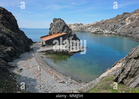 Espagne Costa Brava Crique Avec Une Cabane De Pecheur Et Des Poissons Avec Des Roches Sous L Eau Vue Fractionnee De La Moitie Au Dessus Et Au Dessous De La Surface De L Eau Mer Mediterranee