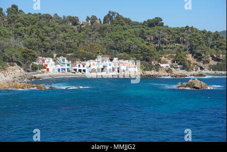 Espagne Costa Brava, avec de vieilles maisons de pêcheurs dans une crique, Cala S'Alguer à Palamos, sur la mer Méditerranée, la Catalogne, Baix Emporda Banque D'Images