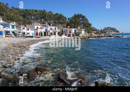 Espagne maisons de pêcheurs, au bord de l'eau, le Cala S'Alguer cove à Palamos, mer Méditerranée, Costa Brava, Catalogne, Baix Emporda Banque D'Images
