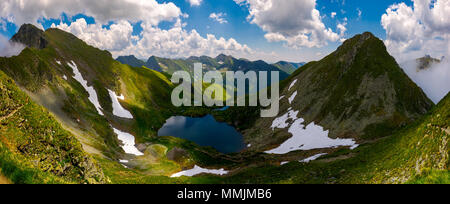 Panorama de montagnes de Fagaras en Roumanie. Superbe paysage avec le lac glacier Capra, vue de dessus Banque D'Images