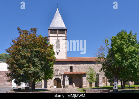 L'église et arbres à Saint-Etienne-de-Baïgorry, une commune française, située dans le département des Pyrénées-Atlantiques et la région Aquitaine, située dans le même temps dans t Banque D'Images