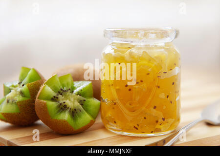 Maison avec confiture kiwi exotiques fruits mûrs sur fond de bois Banque D'Images