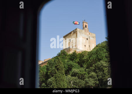 Sur le célèbre palais de l'Alhambra à Grenade depuis la fenêtre d'Albaicin, Espagne. Torre de la Vela Banque D'Images