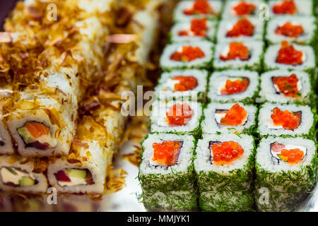 Rouleaux dans la fenêtre dans le sushi bar. La cuisine japonaise traditionnelle de plats à emporter. Produits naturels biologiques. Les fruits de mer. Servir des friandises. Banque D'Images